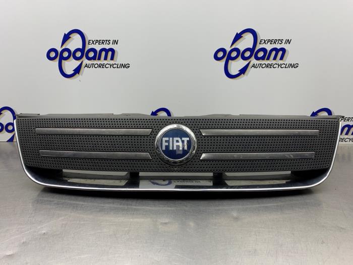 Używane Grill Fiat Multipla (186) 1.6 16V 100 SX,ELX Cena € 75,00 Procedura marży oferowane przez Gebr Opdam B.V.