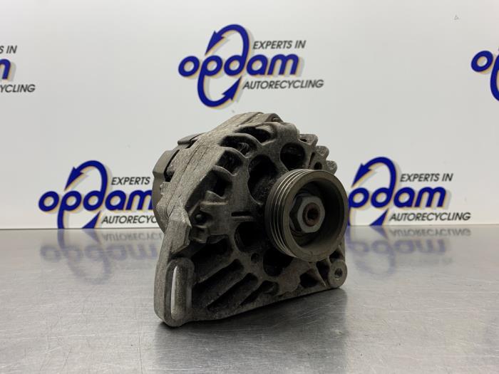 Begagnade Dynamo Renault Twingo (C06) 1.2 16V Pris € 50,00 Marginaltabell erbjuds av Gebr Opdam B.V.