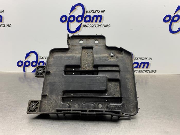 Begagnade Batterilåda Hyundai i20 1.2i 16V Pris € 25,00 Marginaltabell erbjuds av Gebr Opdam B.V.