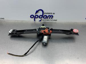 Używane Mechanizm szyby prawej przedniej wersja 2-drzwiowa Fiat Grande Punto (199) 1.2 Cena € 50,00 Procedura marży oferowane przez Gebr Opdam B.V.