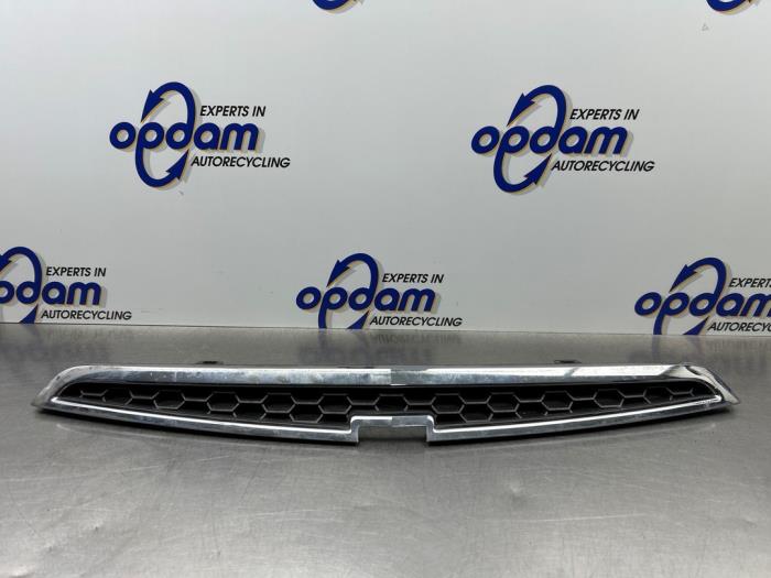 Używane Grill Chevrolet Spark (M300) 1.0 16V Bifuel Cena € 30,00 Procedura marży oferowane przez Gebr Opdam B.V.