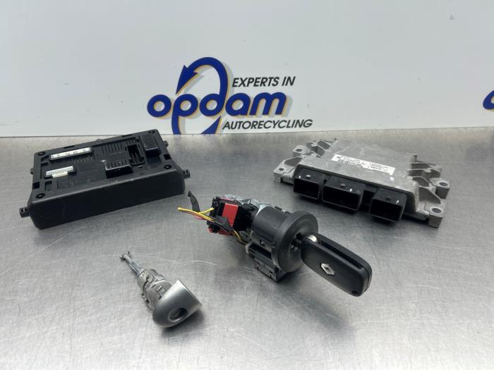 Used Engine management computer Renault Clio III (BR/CR) 1.2 16V TCe 100 Price € 300,00 Margin scheme offered by Gebr Opdam B.V.
