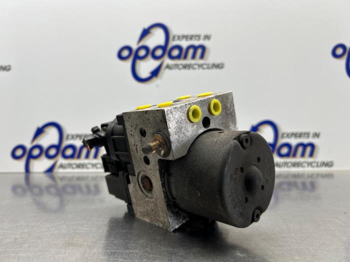 Usagé Bloc ABS Volvo V40 (VW) 2.0 16V Prix € 90,00 Règlement à la marge proposé par Gebr Opdam B.V.