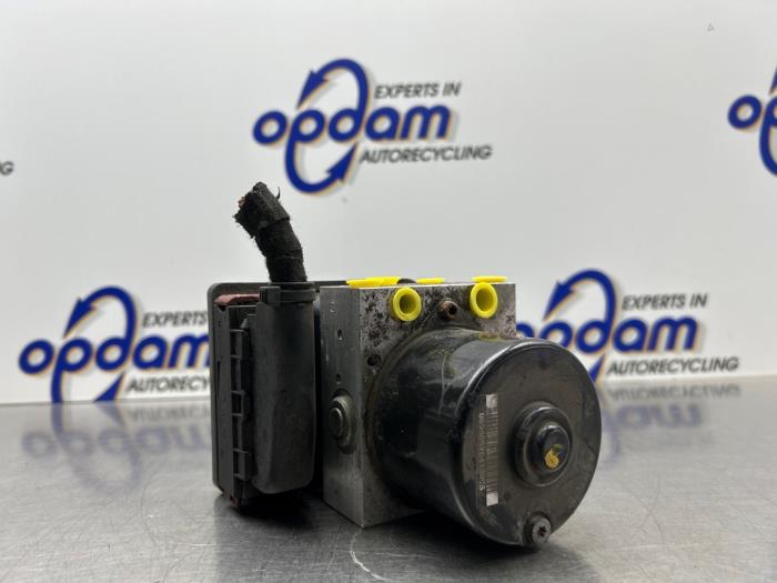 Usagé Bloc ABS Opel Astra H GTC (L08) 1.6 16V Prix € 125,00 Règlement à la marge proposé par Gebr Opdam B.V.