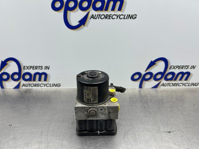 Begagnade ABS-pump Opel Zafira (M75) 2.2 16V Direct Ecotec Pris € 150,00 Marginaltabell erbjuds av Gebr Opdam B.V.