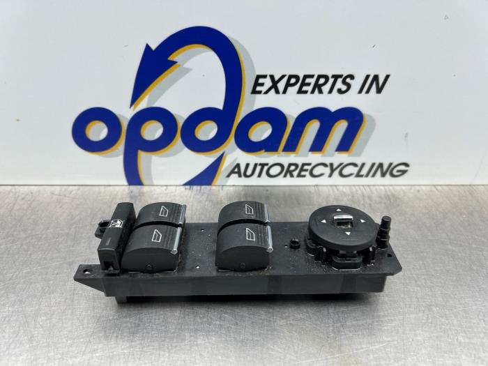 Usados Interruptor de ventanilla eléctrica Ford Focus 3 Wagon 1.6 TDCi ECOnetic Precio € 50,00 Norma de margen ofrecido por Gebr Opdam B.V.