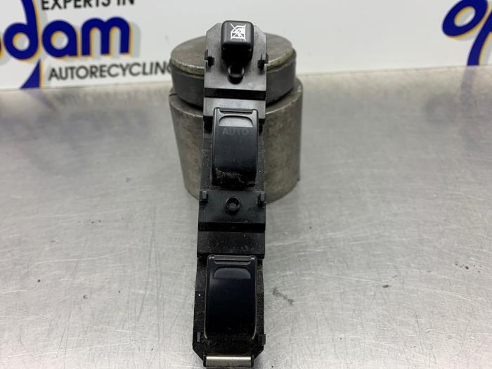 Usados Interruptor de ventanilla eléctrica Suzuki Alto (RF410) 1.1 16V Precio € 50,00 Norma de margen ofrecido por Gebr Opdam B.V.