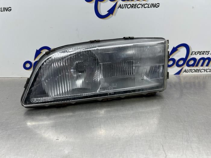 Używane Reflektor lewy Volvo V70 (GW/LW/LZ) 2.5 10V Cena € 40,00 Procedura marży oferowane przez Gebr Opdam B.V.