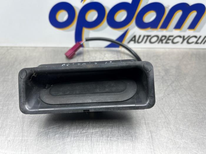 Używane Uchwyt tylnej klapy BMW 5 serie (E60) 520i 24V Cena € 35,00 Procedura marży oferowane przez Gebr Opdam B.V.