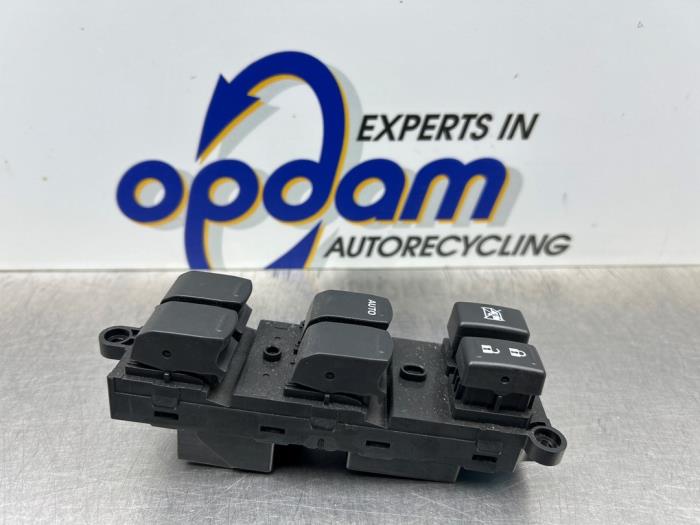 Usados Interruptor de ventanilla eléctrica Suzuki Celerio (LF) 1.0 12V Dualjet Precio € 50,00 Norma de margen ofrecido por Gebr Opdam B.V.