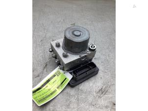 Usados Bomba ABS Renault Twingo III (AH) 1.0 SCe 75 12V Precio € 150,00 Norma de margen ofrecido por Gebr Opdam B.V.