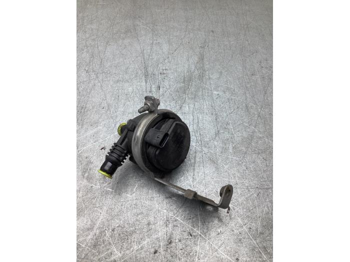 Begagnade Extra vattenpump Mercedes C (W205) C-180 1.5 EQ Boost Pris € 75,00 Marginaltabell erbjuds av Gebr Opdam B.V.