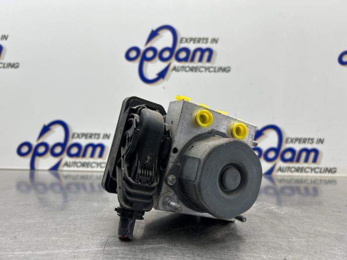 Begagnade ABS-pump Renault Clio IV (5R) 1.2 16V Pris € 125,00 Marginaltabell erbjuds av Gebr Opdam B.V.