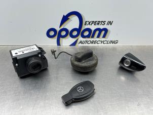 Begagnade Cylinderlåsuppsättning (komplett) Mercedes B (W245) 2.0 B-200 16V Pris € 200,00 Marginaltabell erbjuds av Gebr Opdam B.V.