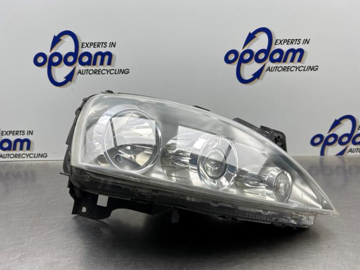 Używane Reflektor prawy Opel Corsa C (F08/68) 1.2 16V Cena € 60,00 Procedura marży oferowane przez Gebr Opdam B.V.