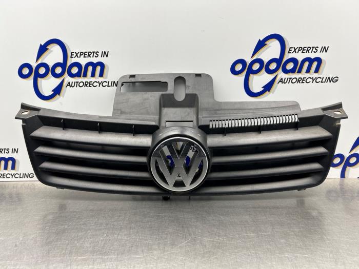 Używane Grill Volkswagen Polo IV (9N1/2/3) 1.4 16V 75 Cena € 20,00 Procedura marży oferowane przez Gebr Opdam B.V.