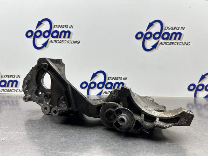 Usagé Support dynamo bas Volkswagen Polo V (6R) 1.2 TDI 12V BlueMotion Prix € 35,00 Règlement à la marge proposé par Gebr Opdam B.V.