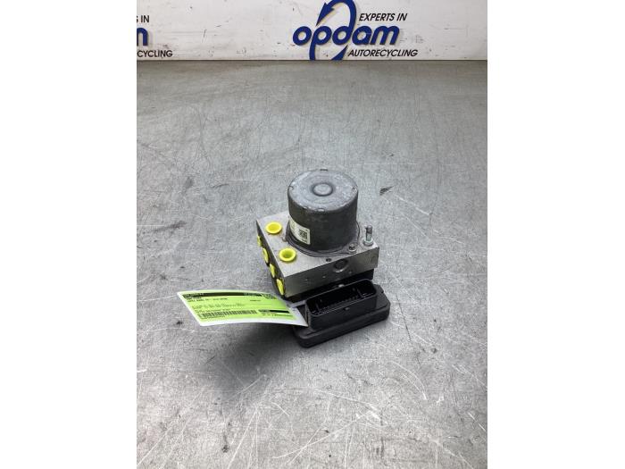 Begagnade ABS-pump Opel Karl 1.0 12V Pris € 100,00 Marginaltabell erbjuds av Gebr Opdam B.V.