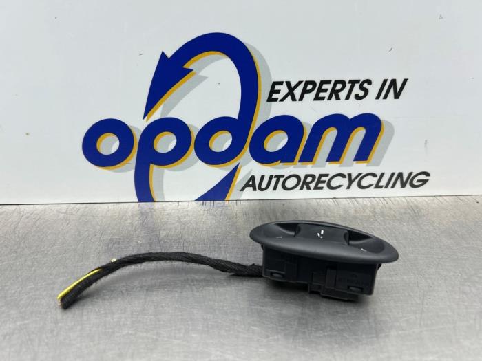 Używane Przelacznik szyberdachu BMW Mini (R50/53) 1.6 16V Cooper Cena € 25,00 Procedura marży oferowane przez Gebr Opdam B.V.