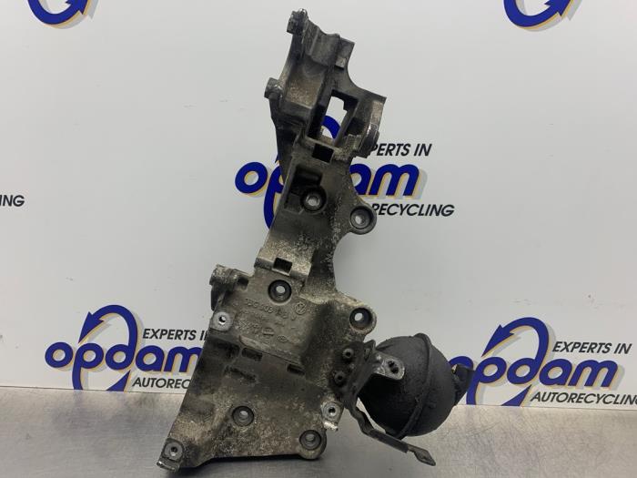 Usagé Support dynamo bas Mitsubishi Outlander (CW) 2.0 DI-D 16V 4x4 Prix € 120,00 Règlement à la marge proposé par Gebr Opdam B.V.