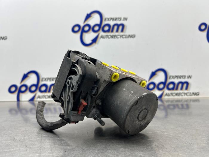 Używane Pompa ABS Kia Cee'd Sporty Wagon (EDF) 1.4 16V Cena € 100,00 Procedura marży oferowane przez Gebr Opdam B.V.