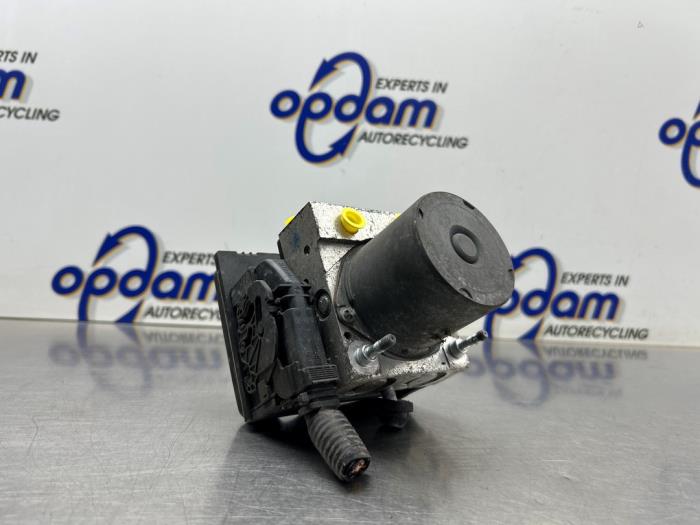 Usados Bomba ABS Nissan Qashqai (J10) 2.0 16V Precio € 250,00 Norma de margen ofrecido por Gebr Opdam B.V.