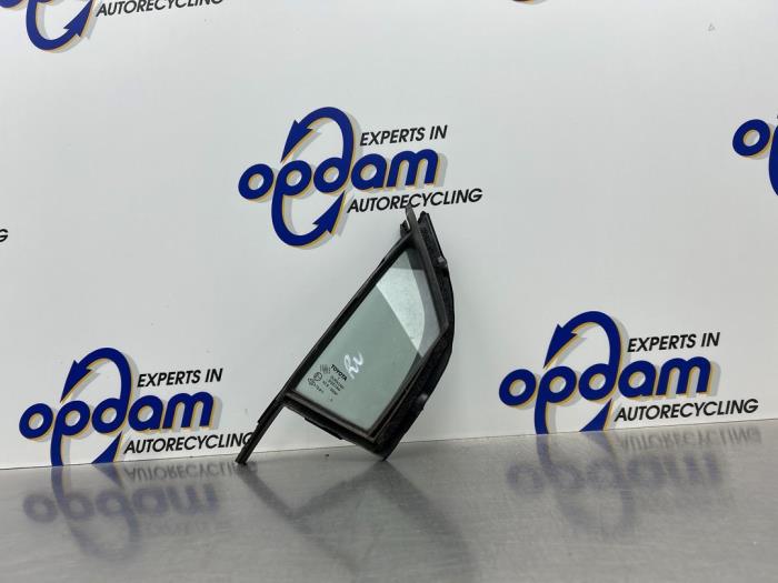 Usados Ventanilla triangular derecha delante Toyota Yaris II (P9) 1.0 12V VVT-i Precio € 35,00 Norma de margen ofrecido por Gebr Opdam B.V.