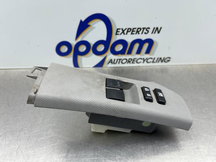 Usados Interruptor de ventanilla eléctrica Toyota Yaris II (P9) 1.0 12V VVT-i Precio € 50,00 Norma de margen ofrecido por Gebr Opdam B.V.