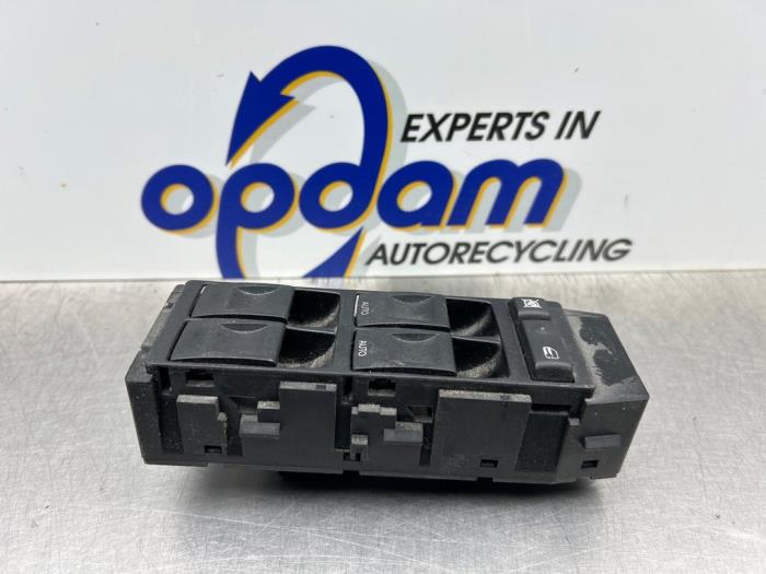 Usados Interruptor de ventanilla eléctrica Chrysler 300 C Touring 3.5 V6 24V Precio € 50,00 Norma de margen ofrecido por Gebr Opdam B.V.