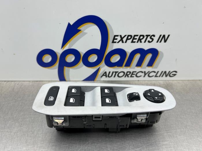 Usados Interruptor de ventanilla eléctrica Peugeot 308 (L3/L8/LB/LH/LP) 1.2 12V e-THP PureTech 130 Precio € 30,00 Norma de margen ofrecido por Gebr Opdam B.V.