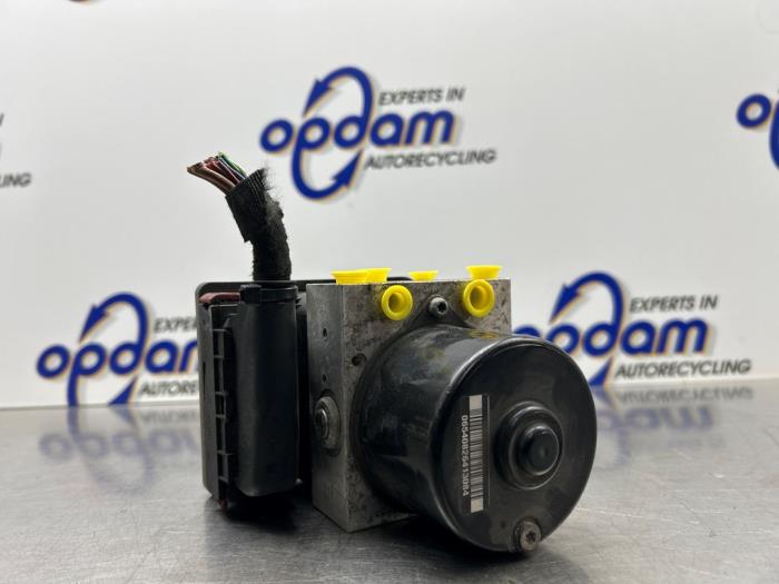 Używane Pompa ABS Opel Zafira (M75) 1.9 CDTI 16V Cena € 150,00 Procedura marży oferowane przez Gebr Opdam B.V.