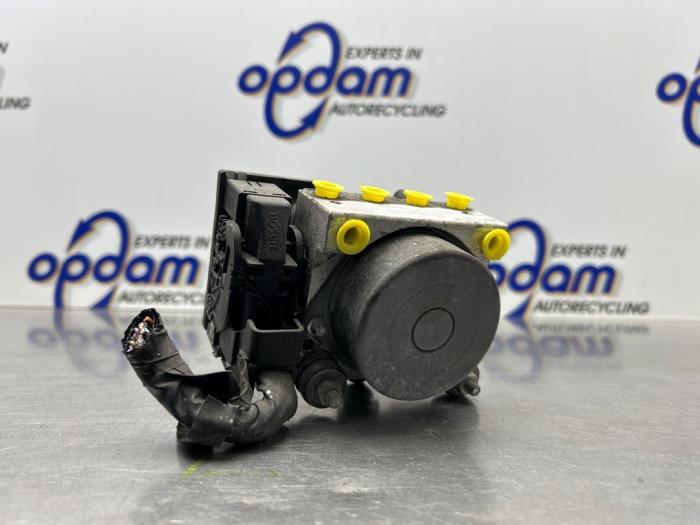 Używane Pompa ABS Daihatsu Cuore (L251/271/276) 1.0 12V DVVT Cena € 100,00 Procedura marży oferowane przez Gebr Opdam B.V.