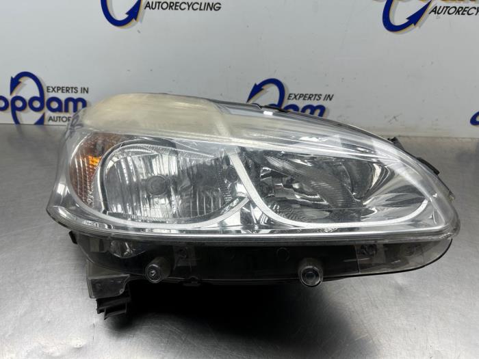 Używane Reflektor prawy Peugeot 208 I (CA/CC/CK/CL) 1.4 HDi Cena € 125,00 Procedura marży oferowane przez Gebr Opdam B.V.