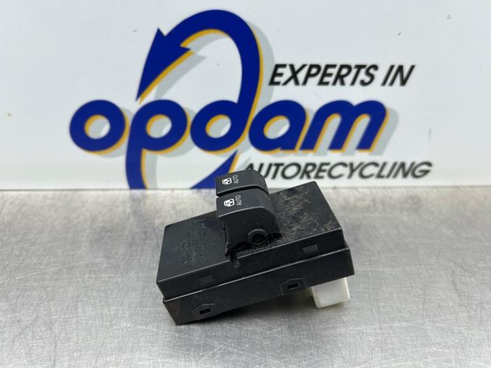 Usados Interruptor de ventanilla eléctrica Kia Pro cee'd (EDB3) 1.6 CVVT 16V Precio € 45,00 Norma de margen ofrecido por Gebr Opdam B.V.