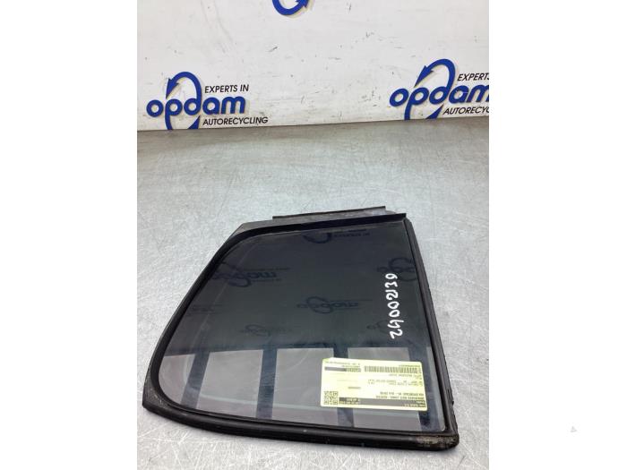 Usados Ventanilla triangular izquierda detrás Kia Sportage (QL) 1.6 GDI 16V 4x2 Precio € 50,00 Norma de margen ofrecido por Gebr Opdam B.V.