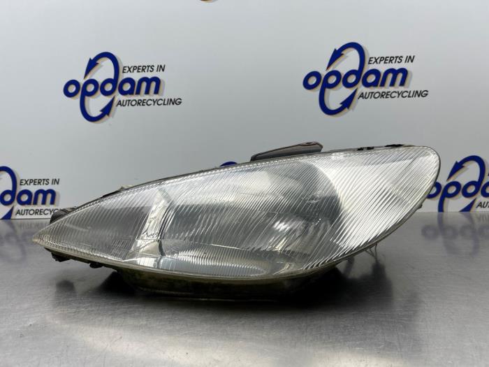Gebrauchte Scheinwerfer links Peugeot 206 (2A/C/H/J/S) 1.4 XR,XS,XT,Gentry Preis € 40,00 Margenregelung angeboten von Gebr Opdam B.V.