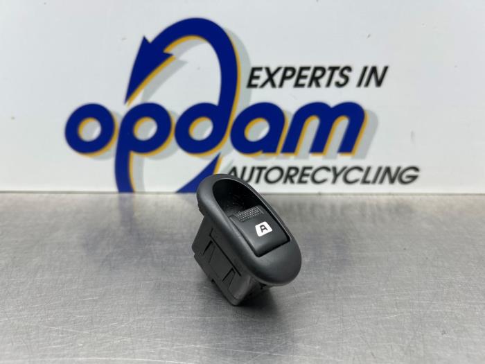 Usados Interruptor de ventanilla eléctrica Peugeot 1007 (KM) 1.6 GTI,Gentry 16V Precio € 20,00 Norma de margen ofrecido por Gebr Opdam B.V.
