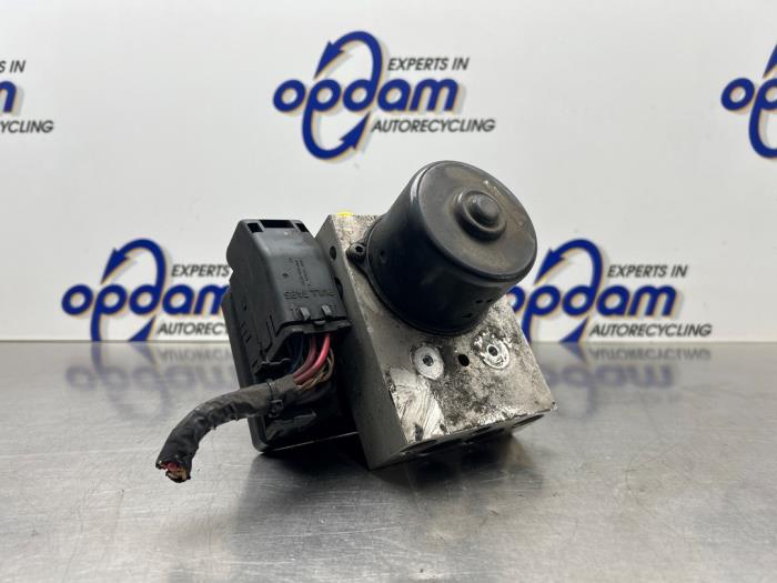 Usagé Bloc ABS Volvo S80 (TR/TS) 2.4 T Turbo 20V Prix € 90,00 Règlement à la marge proposé par Gebr Opdam B.V.