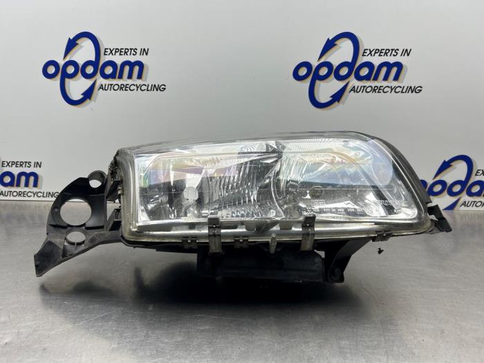 Używane Reflektor prawy Volvo S80 (TR/TS) 2.4 T Turbo 20V Cena € 65,00 Procedura marży oferowane przez Gebr Opdam B.V.