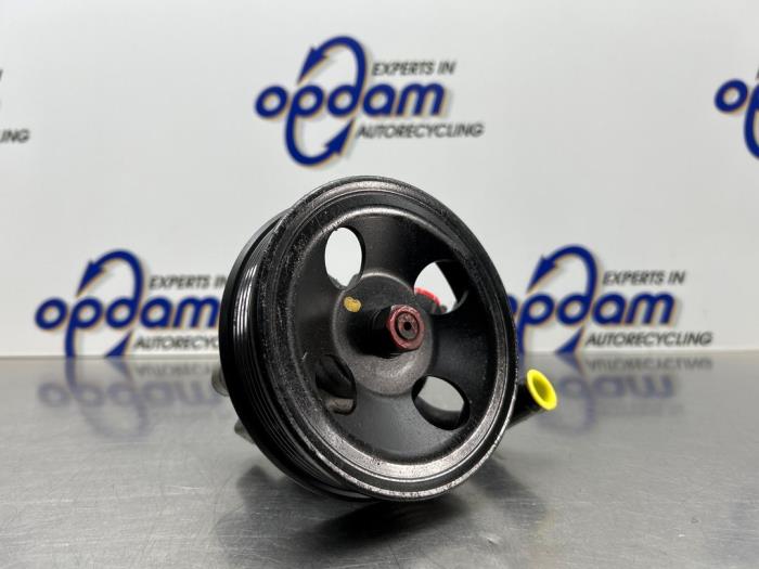 Usagé Pompe de direction Kia Carens III (FG) 2.0i CVVT 16V Prix € 100,00 Règlement à la marge proposé par Gebr Opdam B.V.