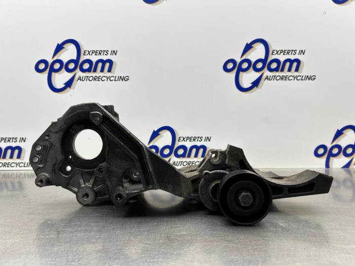 Usagé Support dynamo bas Volkswagen Caddy III (2KA,2KH,2CA,2CH) 1.6 TDI 16V Prix € 40,00 Règlement à la marge proposé par Gebr Opdam B.V.