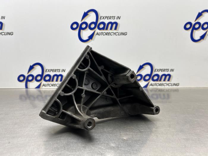 Usagé Support moteur Volkswagen Caddy III (2KA,2KH,2CA,2CH) 1.6 TDI 16V Prix € 20,00 Règlement à la marge proposé par Gebr Opdam B.V.