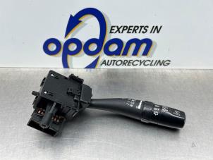 Usados Interruptor de limpiaparabrisas Kia Carens III (FG) 2.0i CVVT 16V Precio € 25,00 Norma de margen ofrecido por Gebr Opdam B.V.