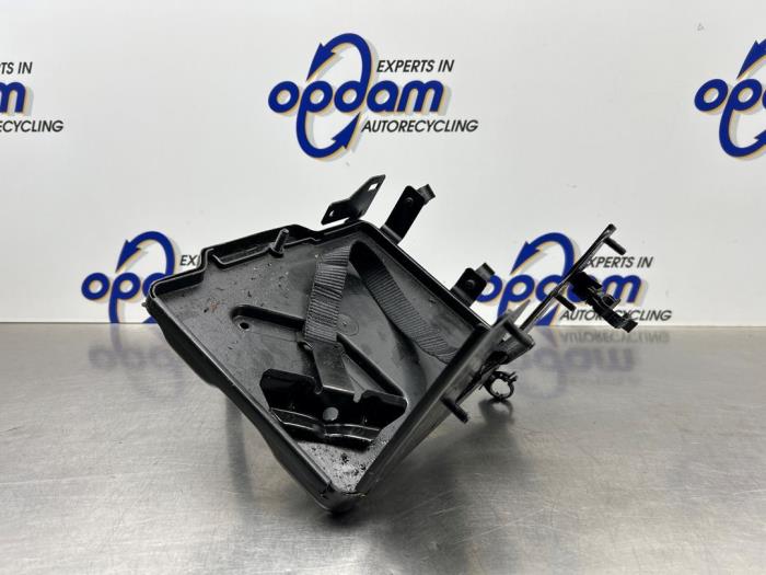 Begagnade Batterilåda Fiat 500C (312) 0.9 TwinAir 80 Pris € 35,00 Marginaltabell erbjuds av Gebr Opdam B.V.