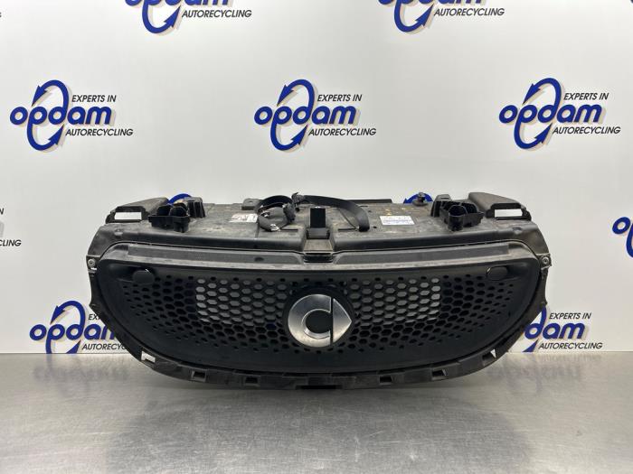 Używane Grill Smart Fortwo Coupé (453.3) 1.0 12V Cena na żądanie oferowane przez Gebr Opdam B.V.