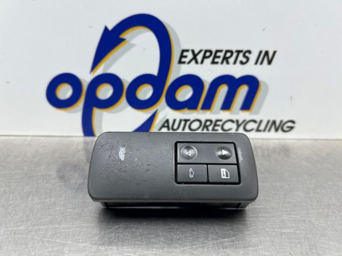 Usados Interruptor de ventanilla eléctrica Opel Vectra C 2.2 16V Precio € 25,00 Norma de margen ofrecido por Gebr Opdam B.V.