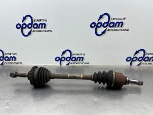 Usados Eje de transmisión izquierda delante Peugeot 206+ (2L/M) 1.4 XS Precio € 50,00 Norma de margen ofrecido por Gebr Opdam B.V.