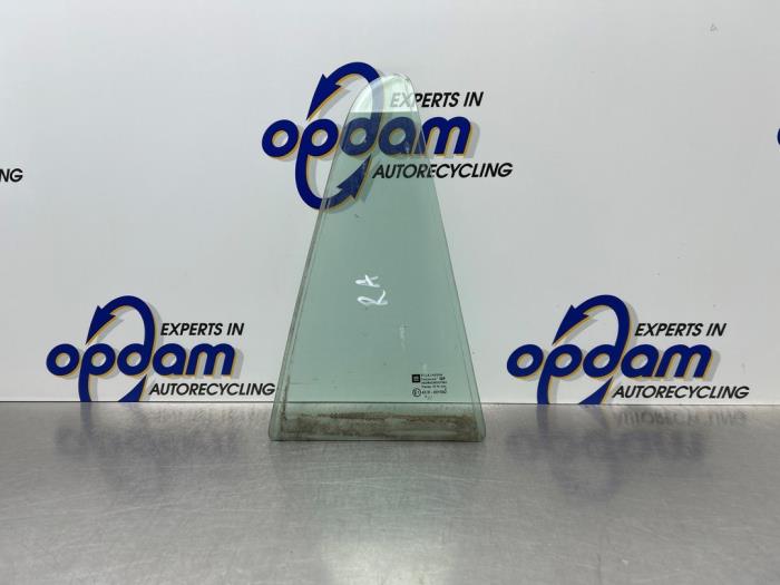 Usados Ventanilla triangular derecha detrás Opel Astra H SW (L35) 1.6 16V Twinport Precio € 40,00 Norma de margen ofrecido por Gebr Opdam B.V.