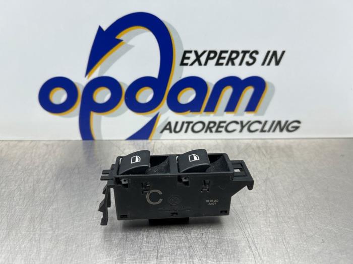 Usados Interruptor de ventanilla eléctrica BMW 3 serie (E46/2C) 325 Ci 24V Precio € 35,00 Norma de margen ofrecido por Gebr Opdam B.V.