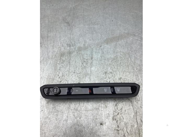 Używane Panel obslugi radia BMW i4 (G26) M50 84 kWh Cena € 125,00 Procedura marży oferowane przez Gebr Opdam B.V.